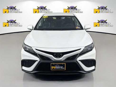 Used 2022 Toyota Camry SE image 2