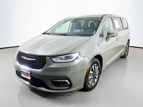 Used 2022 Chrysler Pacifica Touring-L FWD image 3
