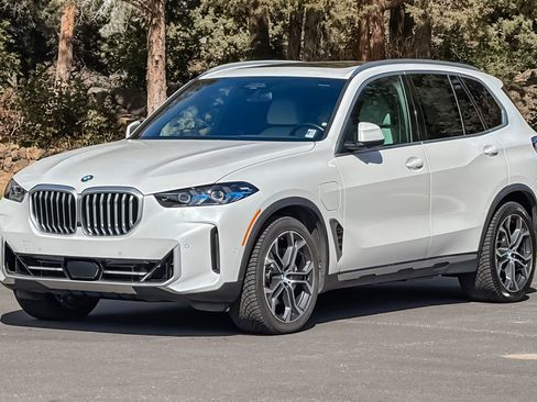 Used 2024 BMW X5 xDrive50e w/ Premium Package image 9