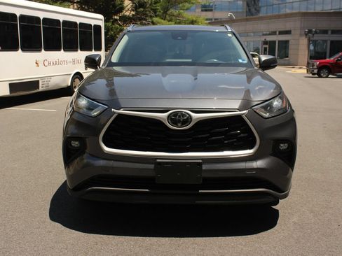 Used 2021 Toyota Highlander XLE AWD/4WD image 3