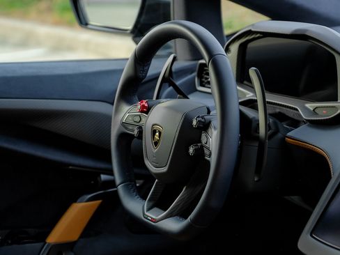 Used 2025 Lamborghini Revuelto image 15