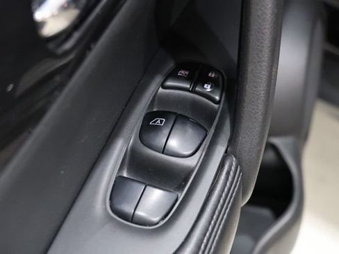 Used 2018 Nissan Rogue SV AWD/4WD image 17