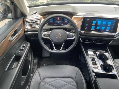 Used 2026 Volkswagen Atlas SE w/ Panoramic Sunroof Package FWD image 3
