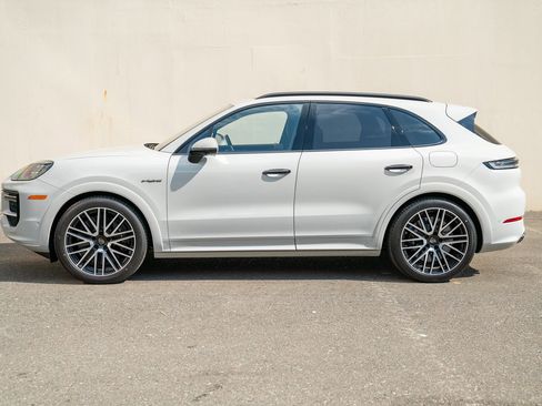 New 2025 Porsche Cayenne Turbo image 2