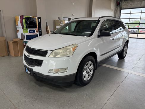 Used 2009 Chevrolet Traverse LS FWD image 2