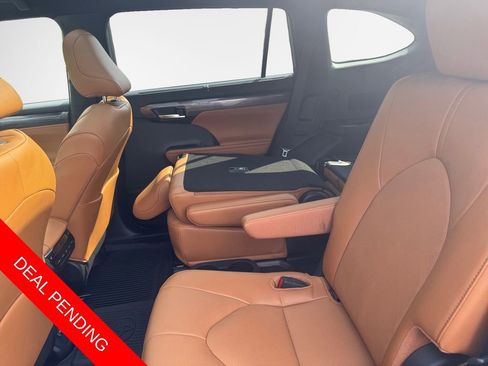 Used 2025 Toyota Highlander Platinum AWD/4WD image 24
