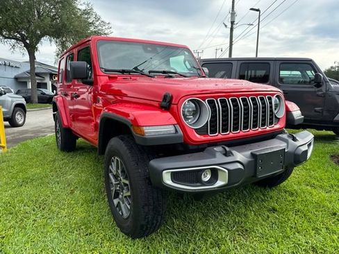 Used 2025 Jeep Wrangler Unlimited Sahara AWD/4WD image 2