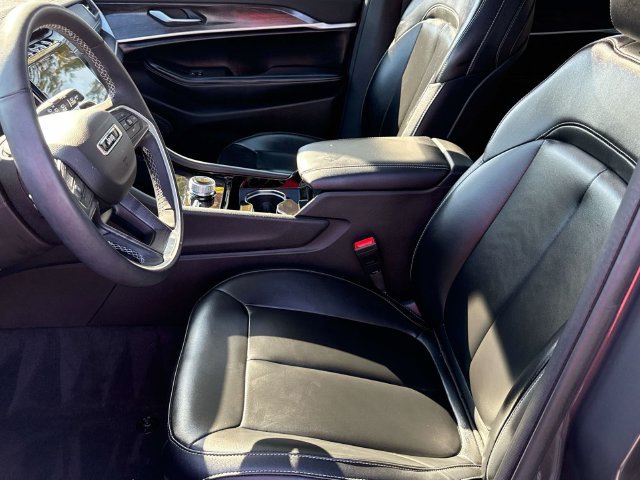 Used 2023 Jeep Grand Cherokee Limited AWD/4WD image 16