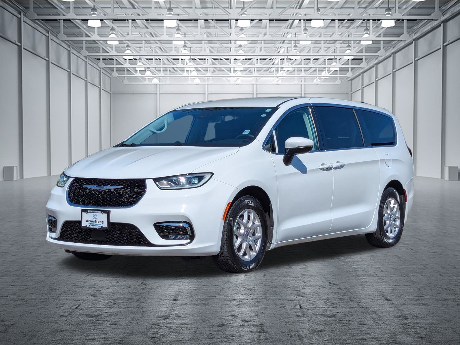 Used 2023 Chrysler Pacifica Touring-L FWD image 9