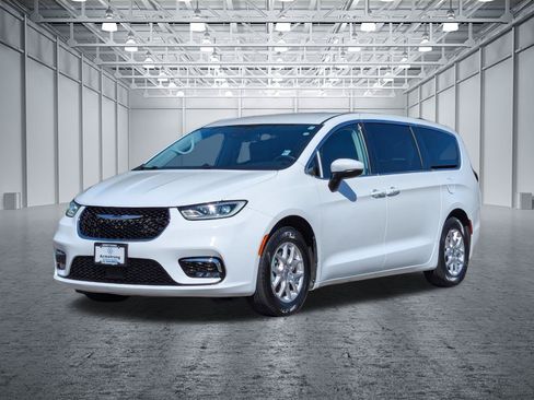 Used 2023 Chrysler Pacifica Touring-L FWD image 9