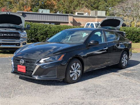 Used 2023 Nissan Altima 2.5 SV image 4