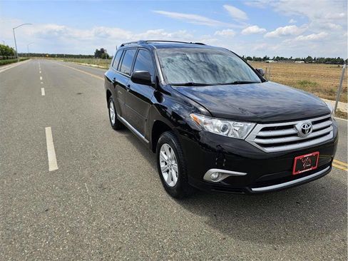 Used 2012 Toyota Highlander SE w/ Tow Pkg AWD/4WD image 1