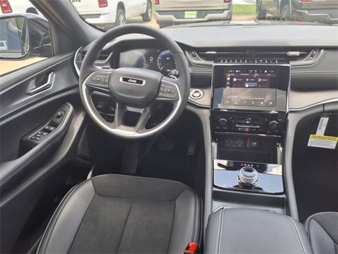 New 2025 Jeep Grand Cherokee Altitude image 4