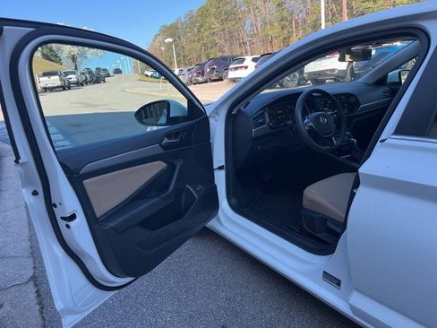 Used 2020 Volkswagen Jetta SE w/ SE Cold Weather Package image 4