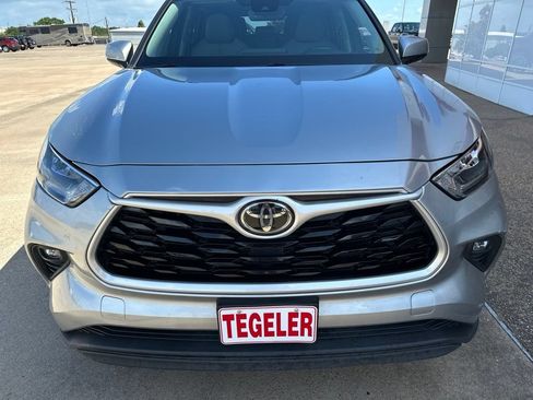 Used 2020 Toyota Highlander XLE FWD image 2