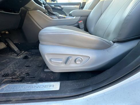Used 2022 Toyota Highlander Limited AWD/4WD image 11