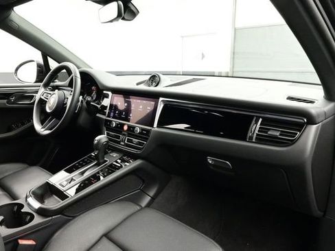Certified 2025 Porsche Macan AWD/4WD image 17