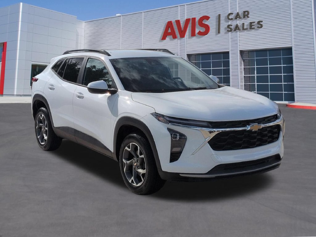 Used 2025 Chevrolet Trax LT w/ LT Convenience Package FWD image 3