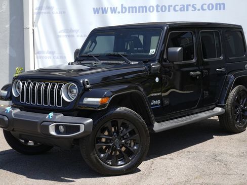 Used 2024 Jeep Wrangler Unlimited Sahara w/ Technology Group AWD/4WD image 2