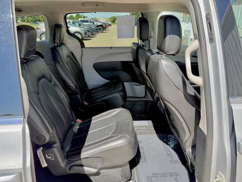 Used 2024 Chrysler Pacifica Touring-L FWD image 20