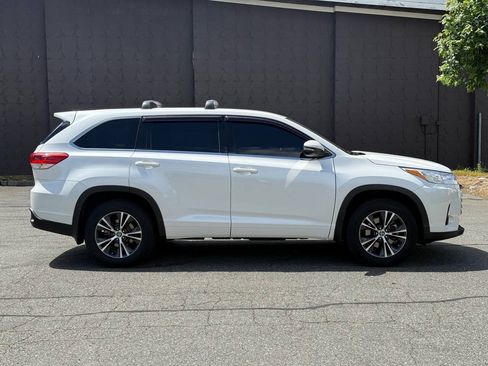 Used 2018 Toyota Highlander LE AWD/4WD image 4
