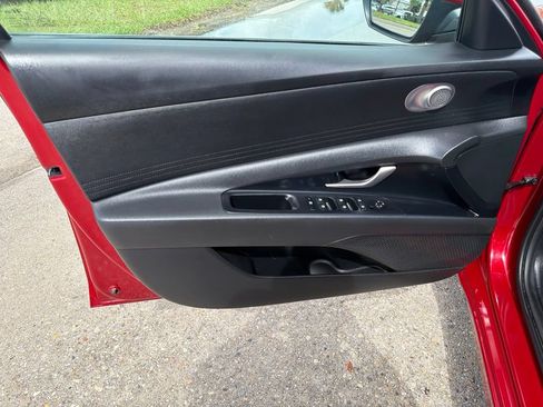 Used 2025 Hyundai Elantra SE FWD image 11