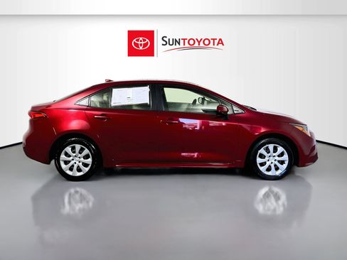 Used 2022 Toyota Corolla LE FWD image 2