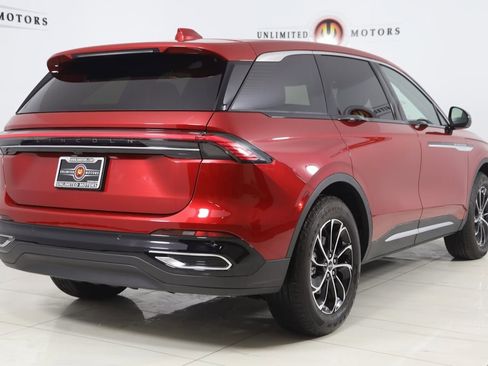 Used 2025 Lincoln Nautilus Premier image 3