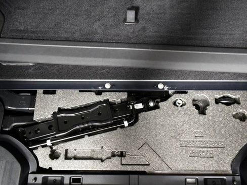 Used 2024 Land Rover Defender 130 S image 31