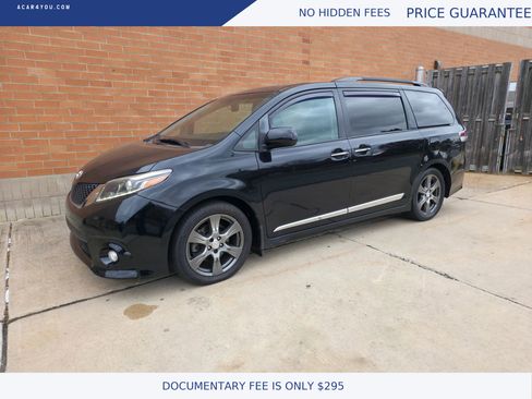 Used 2017 Toyota Sienna SE Premium image 2