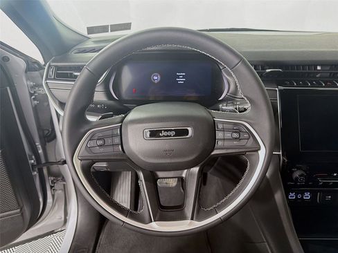 Used 2024 Jeep Grand Cherokee Laredo image 12