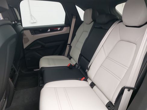 Certified 2026 Porsche Cayenne AWD/4WD image 16