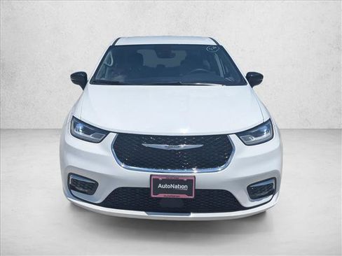 Used 2024 Chrysler Pacifica Touring-L FWD image 2
