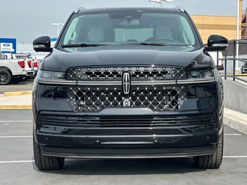 New 2026 Lincoln Navigator L Black Label AWD/4WD image 8