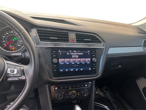 Used 2021 Volkswagen Tiguan SE image 15