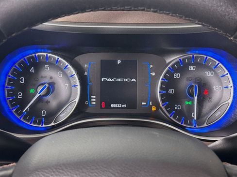 Used 2017 Chrysler Pacifica Touring-L FWD image 14