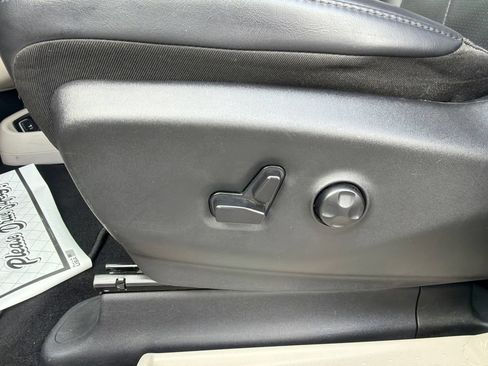 Used 2023 Chrysler Pacifica Touring-L FWD image 26