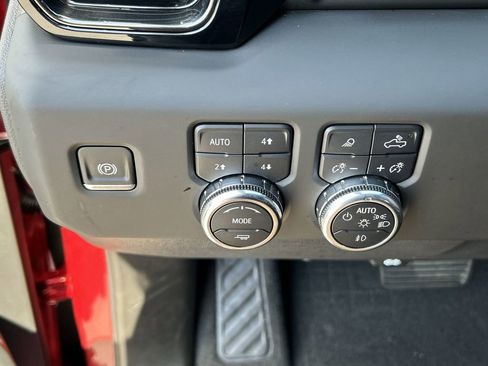 Used 2025 GMC Sierra 1500 AT4 w/ Technology Package AWD/4WD image 18