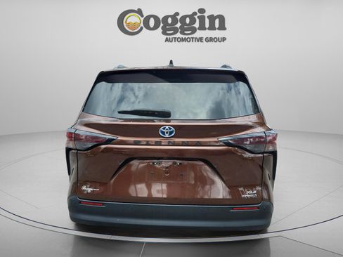 Used 2023 Toyota Sienna XLE FWD image 4