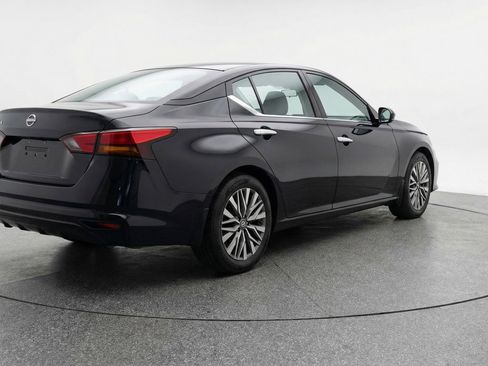 Used 2025 Nissan Altima 2.5 SV FWD image 9