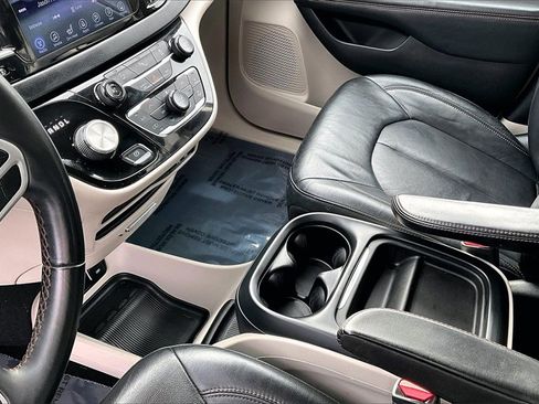 Used 2017 Chrysler Pacifica Touring-L image 15