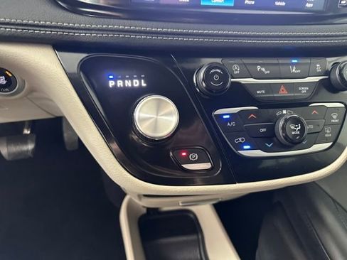 Used 2023 Chrysler Pacifica Touring-L image 20