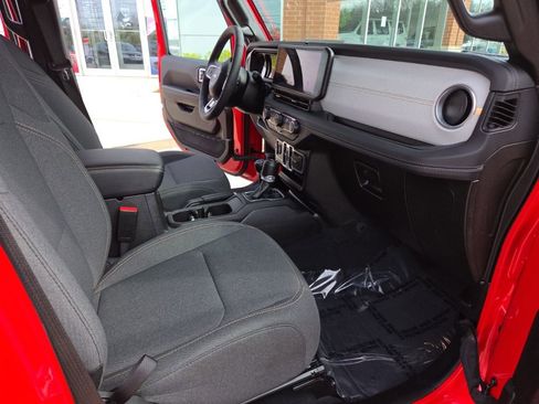 Used 2025 Jeep Wrangler Unlimited Sahara image 21