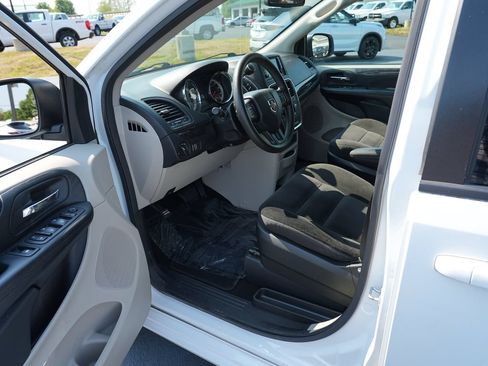 Used 2018 Dodge Grand Caravan SE w/ UConnect Hands-Free Group FWD image 12