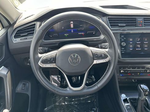 Used 2023 Volkswagen Tiguan SE w/ Panoramic Sunroof Package image 17