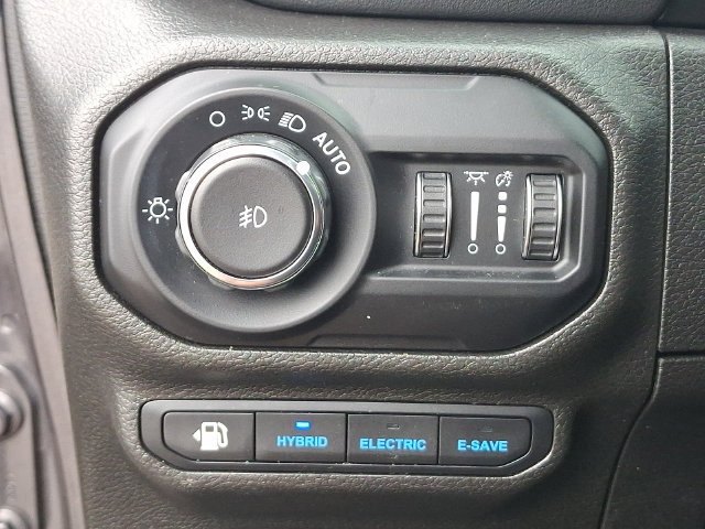 Used 2022 Jeep Wrangler Unlimited Sahara AWD/4WD image 9