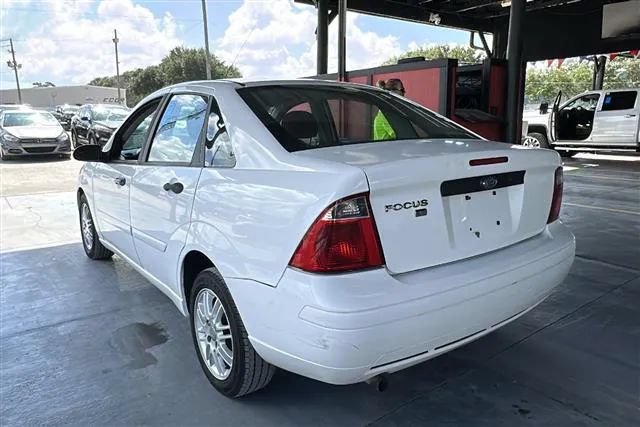 Used 2007 Ford Focus SES FWD image 2