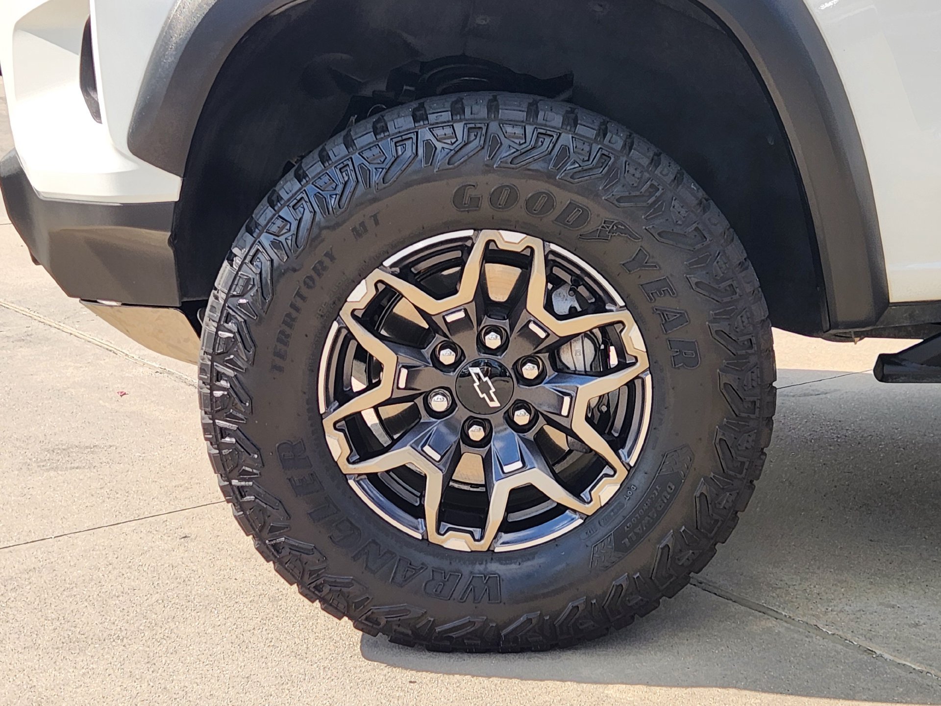 Used 2025 Chevrolet Colorado ZR2 w/ Technology Package AWD/4WD image 12