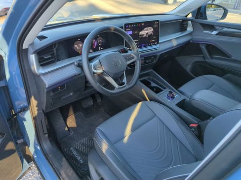 Certified 2025 Volkswagen Tiguan SE image 10