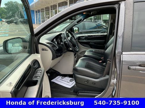 Used 2017 Dodge Grand Caravan SXT FWD image 30